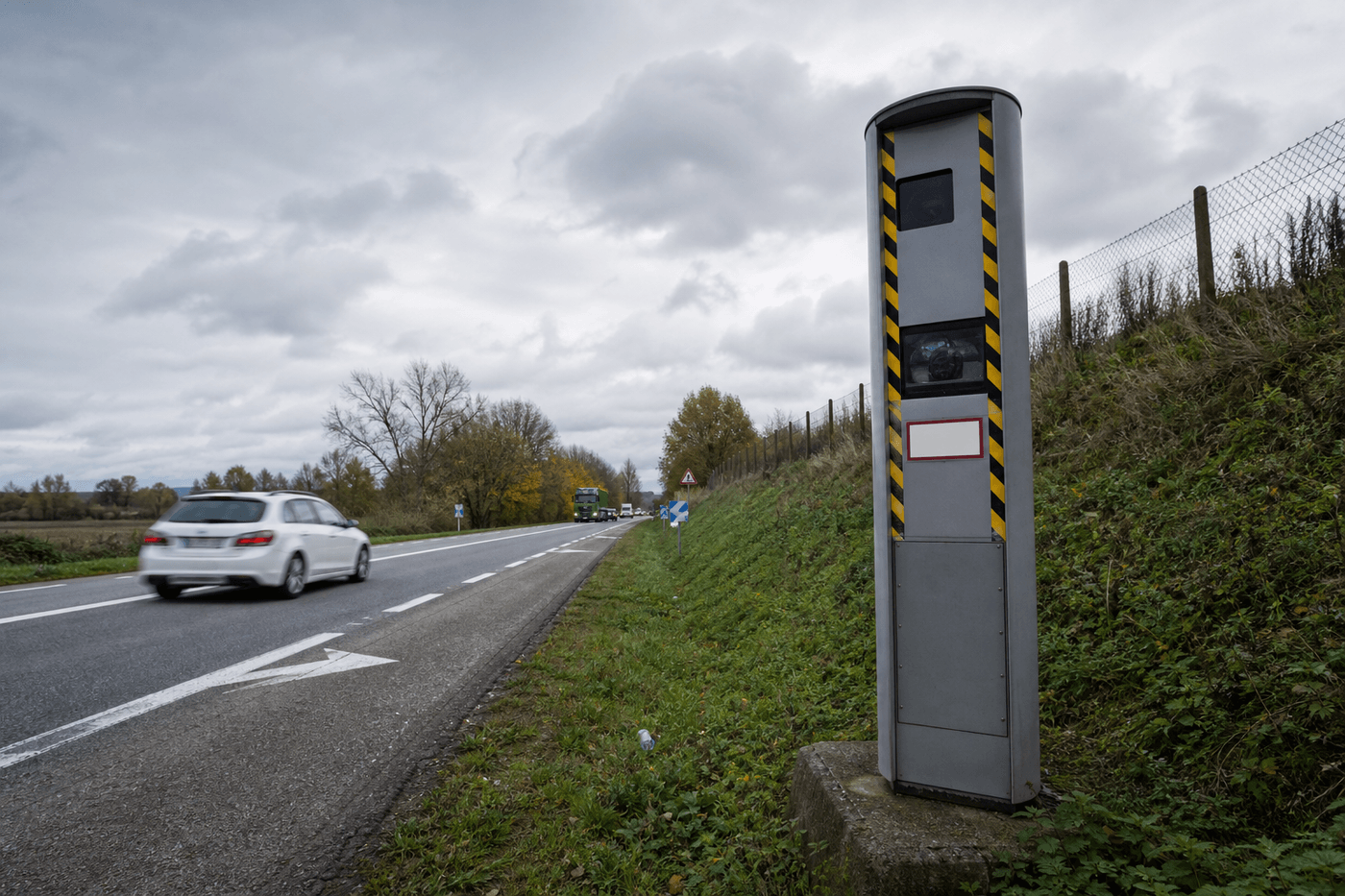 Un radar automatique de vitesse installé au bord d'une route française